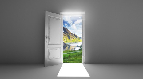 Porta aperta sfondo montagna